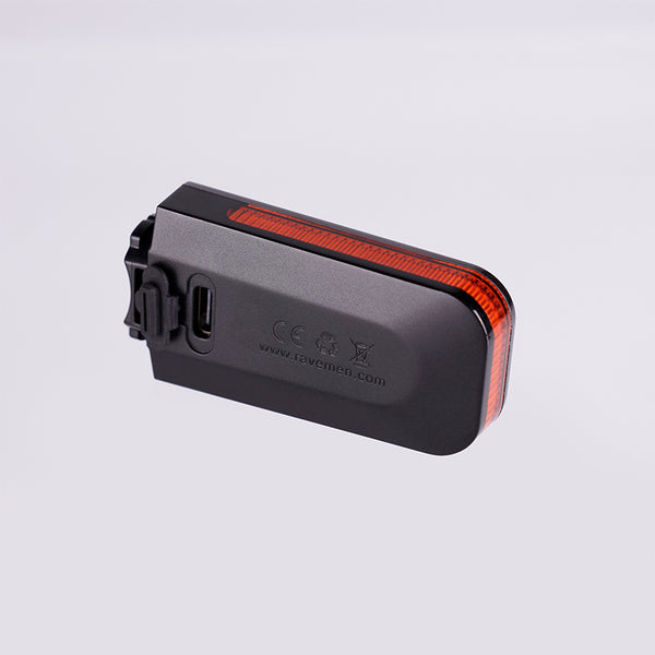 Skrytý nabíjací port USB-C Ravemen CL01